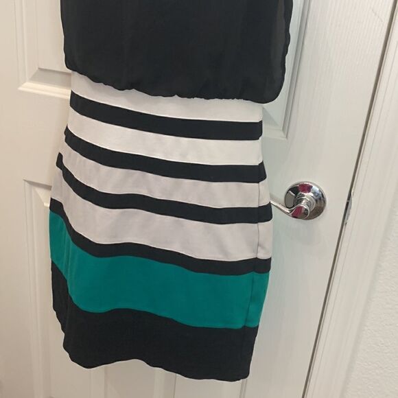 Express Medium Scoop Neck Short Sleeve Black Green Ivory Woman’s Mini Dress Used - Picture 6 of 10